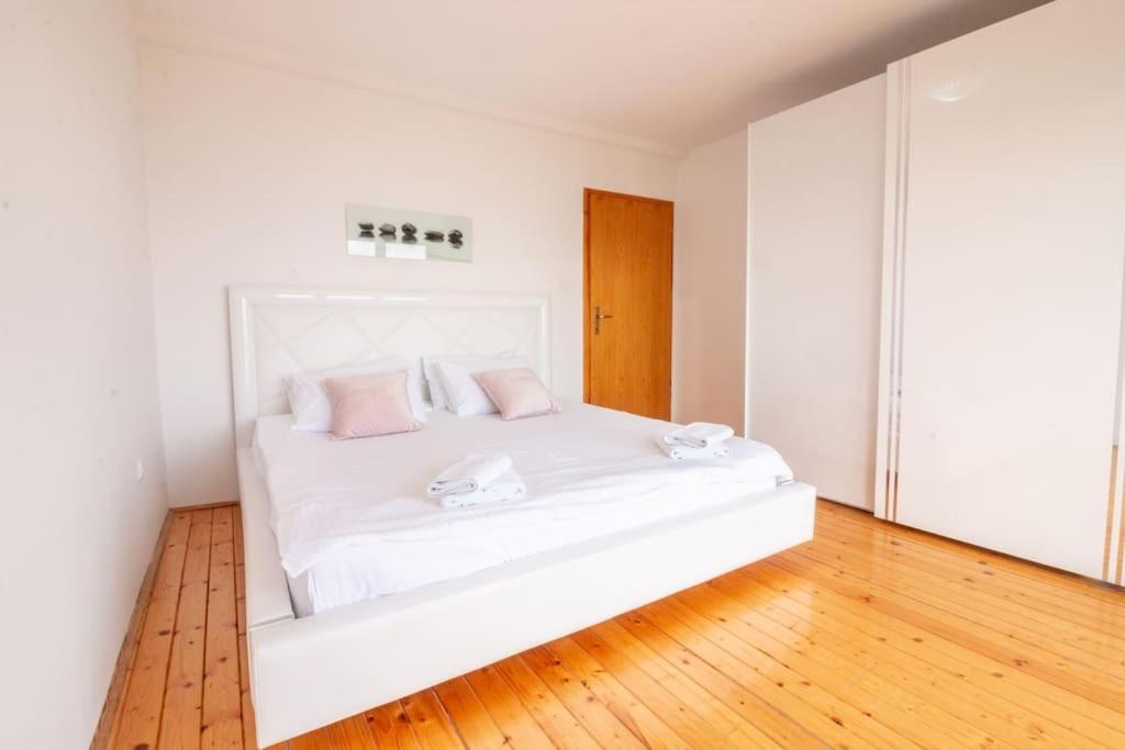 Casa Farmak - 4 Bedroom Lux Apartment With Infinity Pool & Lake View Ohrid Exteriör bild