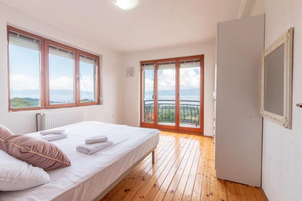 Casa Farmak - 4 Bedroom Lux Apartment With Infinity Pool & Lake View Ohrid Exteriör bild