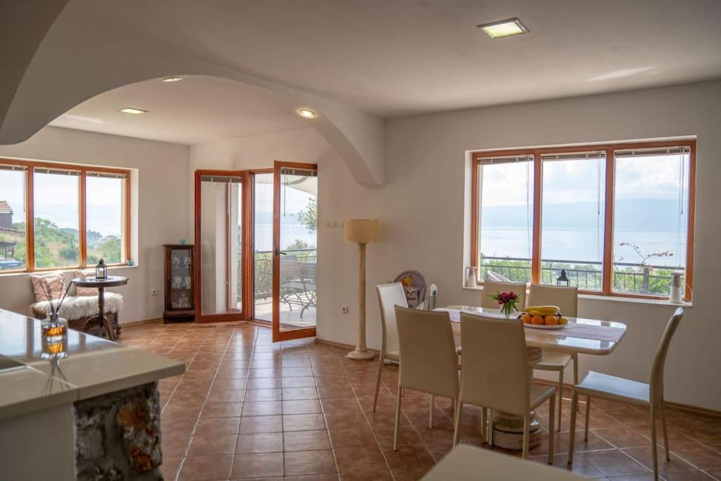 Casa Farmak - 4 Bedroom Lux Apartment With Infinity Pool & Lake View Ohrid Exteriör bild